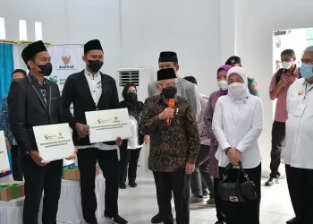 Bagikan Bansos di Kendari, Wapres Harapkan Penerima Manfaatkan Bantuan dengan Baik