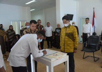 Bupati Buton Lantik Anggota BPD PAW di Tiga Desa