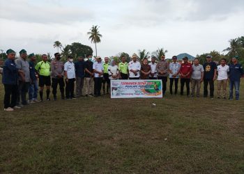 Plt. Walikota Baubau Dorong Perbaikan Lapangan Sepak Bola Pulau Makasar