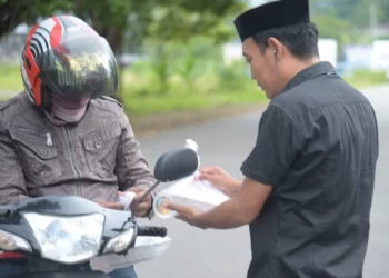 Mahasiswa UICI Jakarta asal Kabupaten Buton berbagi Takjil