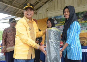 Bupati Buton Serahkan Bantuan Kepada Kelompok Wanita Tani Desa Sumbersari