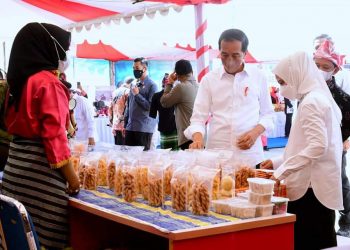 Presiden Jokowi dan Ibu Iriana Borong Produk UMKM di Wakatobi, Pemilik Stan Sangat Senang