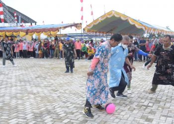 Peringati HKG PKK, Bupati dan OPD di Buton Main Bola Pakai Daster