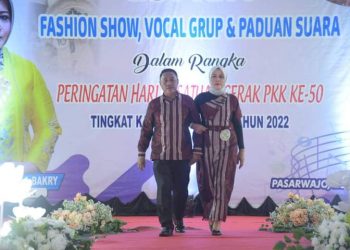 Kepala Dinas di Buton Mendadak Jadi Model, Peragakan Busana Bermotif Tenun Buton