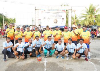 Buka Turmanen, Bupati Buton Ikut Jalan Santai dan Main Futsal