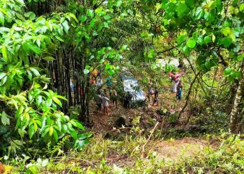 Kecelakaan Tunggal di Jalan Poros Kapontori, Sebuah Mobil Terjun ke Jurang