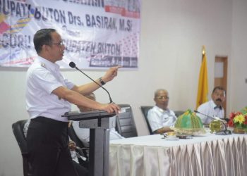 Pj Bupati Buton Himbau Guru untuk Meningkatkan Profesionalitas