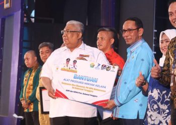 Ekspose 4 Tahun Aman, Pj Bupati Buton Terima Penghargaan dan Bantuan Alat Produksi Minyak Kelapa