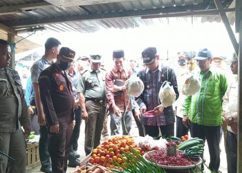 Pj Bupati Buton Didampingi Forkopimda Turun ke Pasar, Temukan Beberapa Harga Komoditas Alami Kenaikan