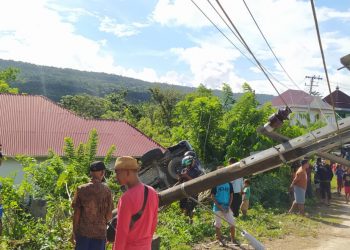 Mobil Kepala Bappeda Buton Alami Kecelakaan, Tabrak Tiang Listrik