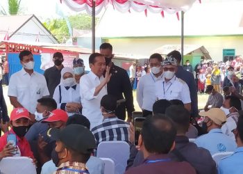 Presiden Jokowi Serahkan Bantuan Sosial di Buton