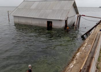 Diterjang Angin Kencang, Satu Unit Rumah di Buton Roboh di Laut