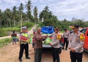Kapolres Buton Berikan Bantuan Warga Terdampak Gelombang Tinggi di Bahari Makmur
