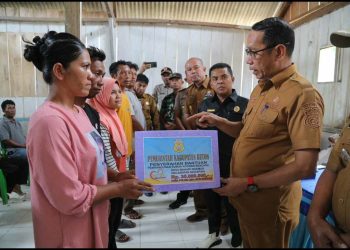 Pj Bupati Buton Serahkan Bantuan Pembangunan Rumah kepada Korban Bencana di Bahari Makmur