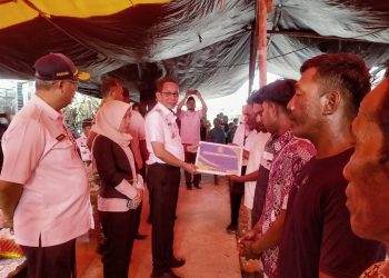 Nelayan Buton Terima Bantuan BBM Solar dari Pemkab