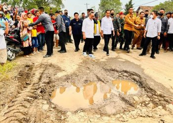 Presiden Jokowi Minta Masyarakat Laporkan Jalan Rusak di Wilayahnya Lewat IG dan Twitter