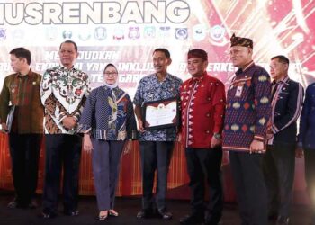 Pj Bupati Buton Terima Penghargaan Terbaik 1 Penurunan Stunting