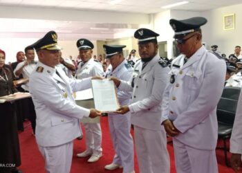 HUT RI Ke- 79, Kepala Desa di Buton Terima SK Perpanjangan Masa Jabatan