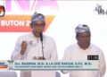 Pasangan Barakah Tutup Debat Perdana Pilkada Buton dengan Pamer Kartu Sakti