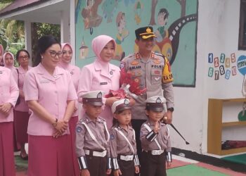 Ketua Bhayangkari Sultra Bagikan Makanan Bergizi Gratis ke Anak TK Kemala Bhayangkari 31 Buton