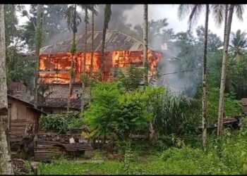Kebakaran Rumah di Desa Mulya Jaya Lasalimu Selatan, Warga Bantu Padamkan Api Pakai Air Sumur