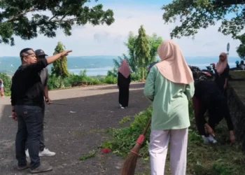 Ketua DPRD Buton Pimpin ASN Sekretariat Percantik Lingkungan Kantor, Dorong Buton Jadi Kota Bersih dan Nyaman