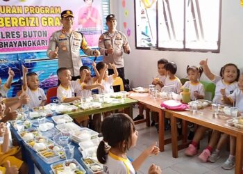 Kapolres Buton Bagikan Makanan Bergizi Gratis ke Murid TK