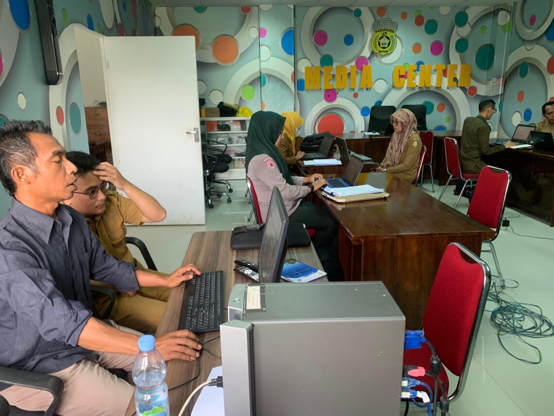 Diskominfo dan Persandian Kabupaten Buton melaksanakan verifikasi data. (Foto/Diskominfo)