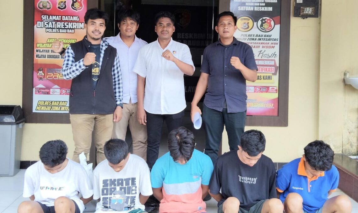 5 terduga pelaku kasus pemerkosaan anak dibawah umur yang diamankan Polres Baubau. (Foto/Ist)