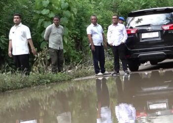 Prihatin Jalan Tergenang di Wabula, Bupati Buton Perintahkan PUPR Segera Diperbaiki