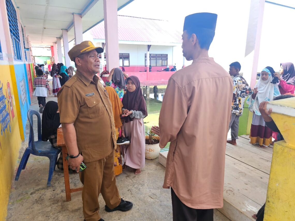 Plt Kepala Dinas Pendidikan La Sinani memantau pelaksanaan pesantren kilat di sekolah. (Foto : Ist)