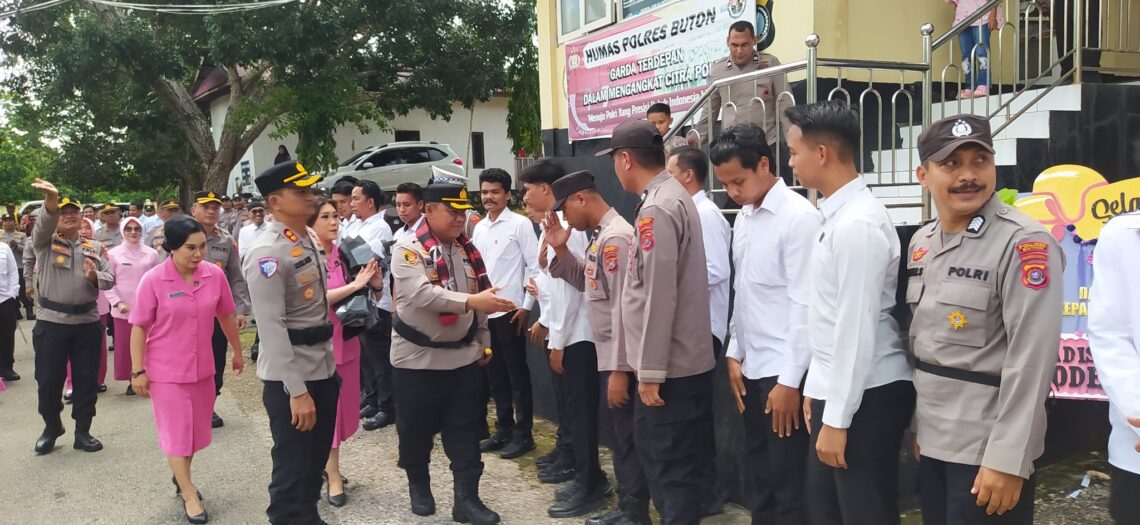 Personel Polres Buton menyambut Kapolres Buton yang baru. (Foto/JM)
