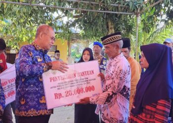 Warga Korban Kebakaran di Sorawolio Terima Bantuan RTLH dan Sertifikat Tanah dari Walikota Baubau 