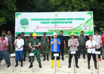 Bersih – Bersih Pantai dan Tanam Mangrove, Bupati Buton Bersama Forkopimda Peringati Hari Lingkungan Hidup Sedunia