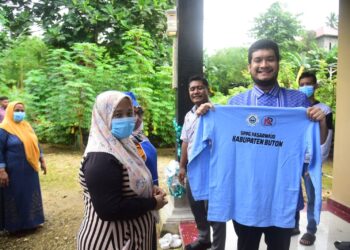 Bupati Buton Tinjau Dapur MBG, Minta Pekerja Bekerja Secara Profesional