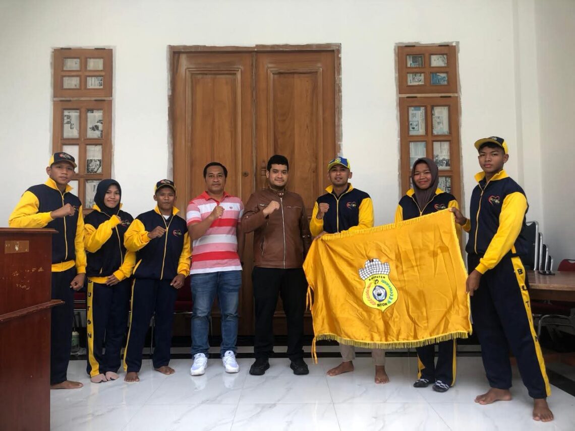 Bupati Buton Alvin Akawijaya Putra melepas atlet kempo untuk berlaga di Kejurnas Kempo Makassar.