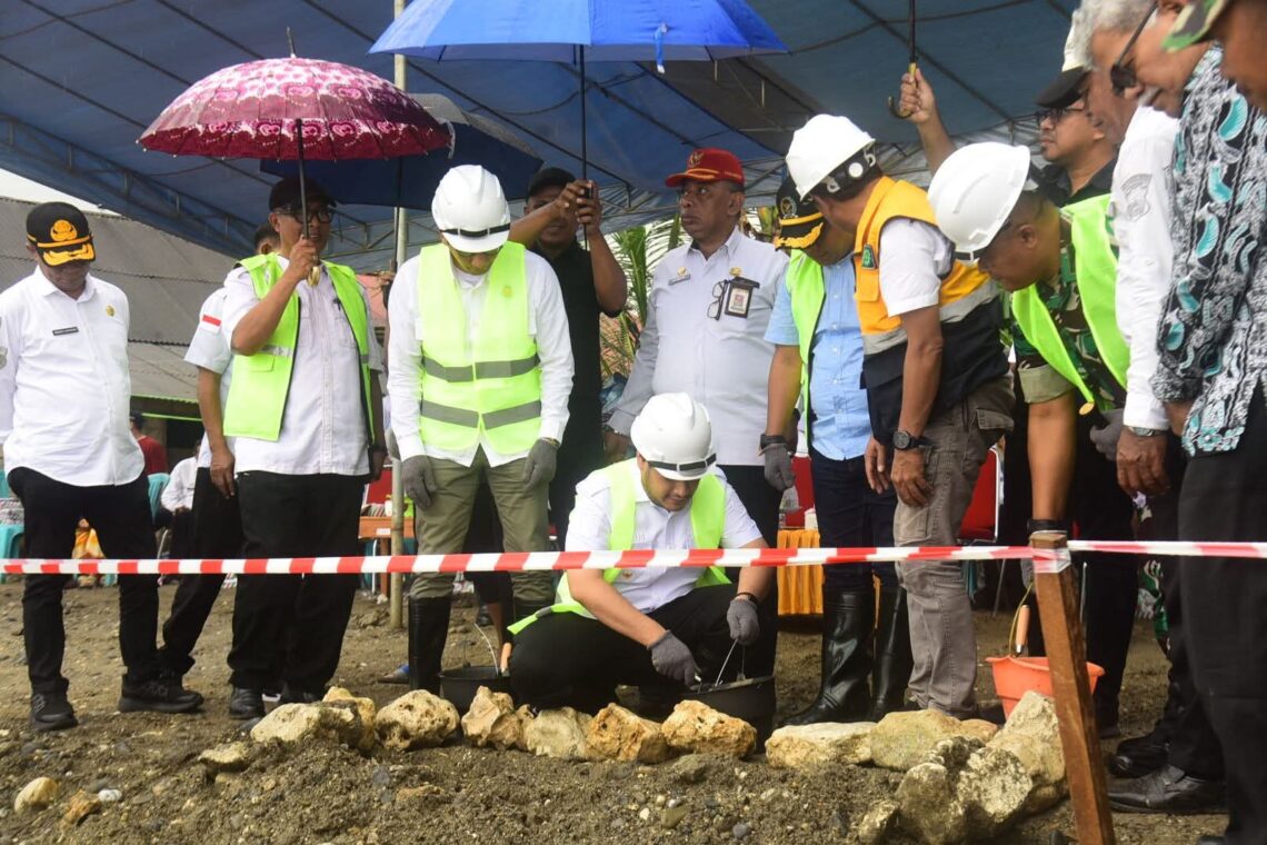 Peletakan batu pertama pembangunan proyek strategis Pemkab Buton oleh Bupati Alvin Akawijaya Putra.