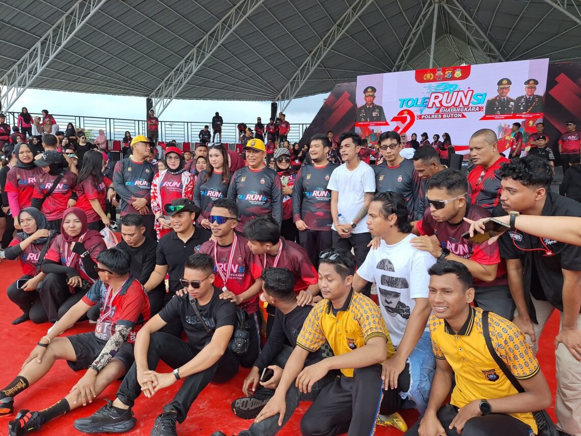 Bupati Buton Alvin Akawijaya didampingi Kapolres dan Kajari dalam kemeriahan ajang ToleRunsi memperingati HUT Bhayangkara di Buton. (Foto:Reby/FB)
