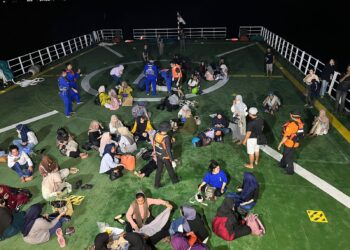 Basarnas Evakuasi Ratusan Penumpang Kapal Kandas di Perairan Bokori