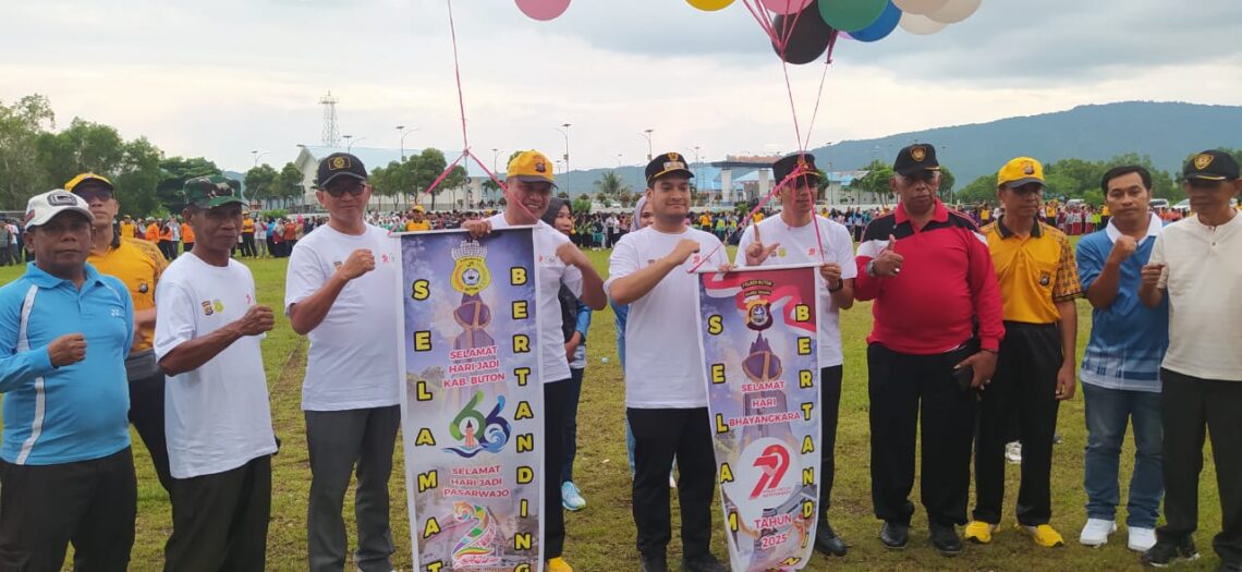 Bupati Buton Alvin Akawijaya Putra didampingi Pimpinan Forkompinda membuka rangkaian lomba HUT Kabupaten Buton ke-66 dan Bhayangkara ke-79. (Foto/JM)