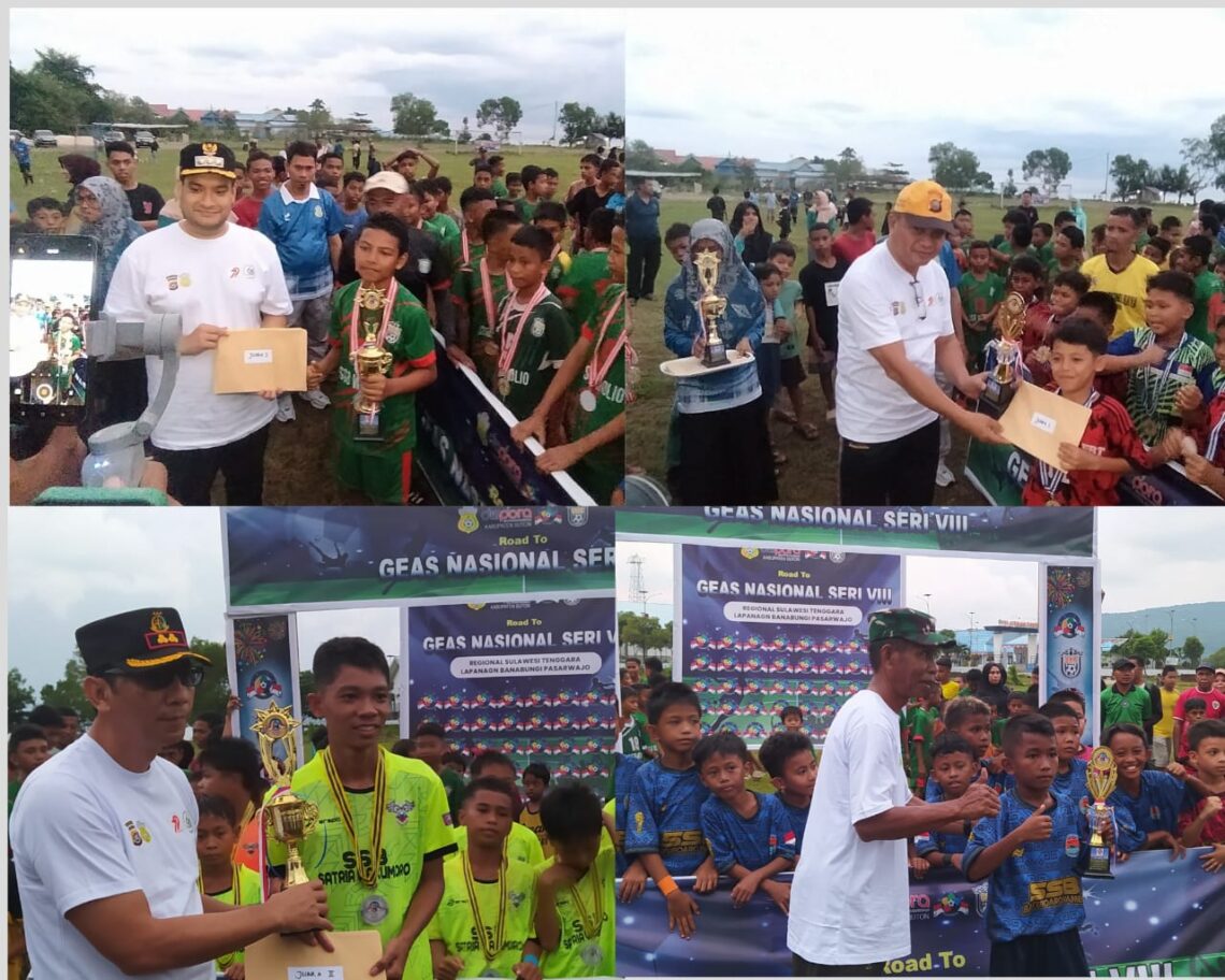 Penyerahan medali dan trophy kepada pemenang turnamen usia dini di Buton. (Foto/JM)