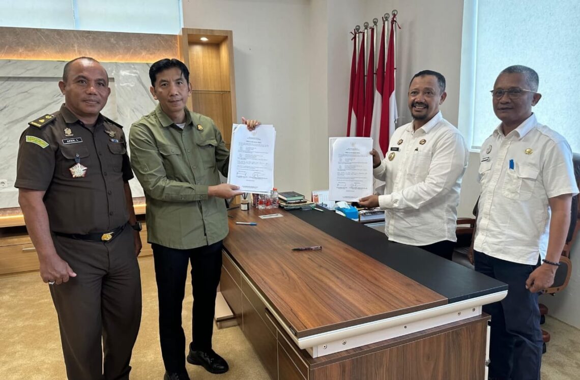 Penyerahan hibah tanah untuk pembangunan Kantor Kejari Buton Tengah. (Foto/ist)