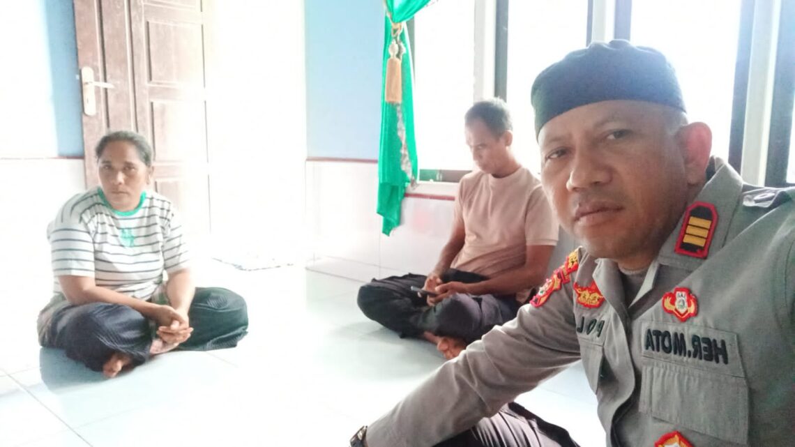 Kapolsek Sampolawa AKP Herman Mota menyambangi keluarga nelayan hilang di Perairan Batu Atas.