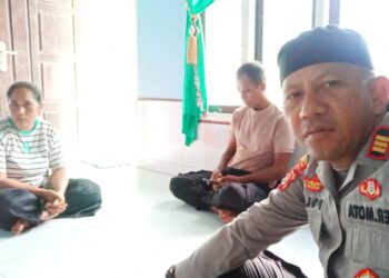 Beri Dukungan, Kapolsek Sampolawa Sambangi Keluarga Nelayan Hilang di Perairan Batu Atas