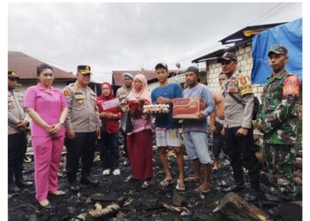 Kapolres Buton Berikan Bantuan Sosial Kepada Korban Kebakaran di Pasarwajo