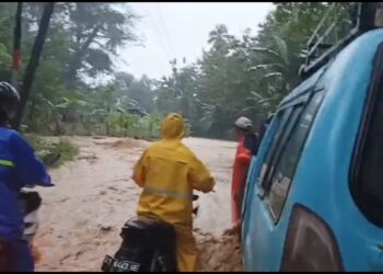 Hujan Deras Sebabkan Banjir di Jalan Poros Pasarwajo – Wabula