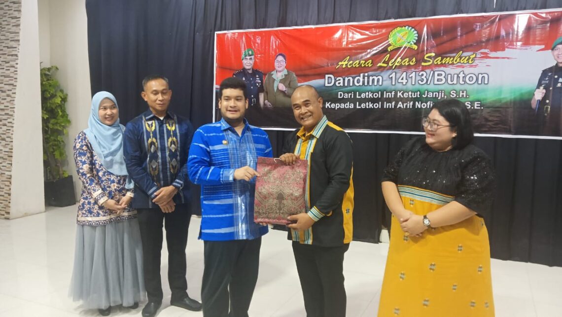 Bupati Alvin Akawijaya Putra menyerahkan cenderamata kepada mantan Dandim Buton Letkol Inf Ketut Janji di acara lepas sambut Dandim 1413 Buton, Selasa malam (1/7/2025).