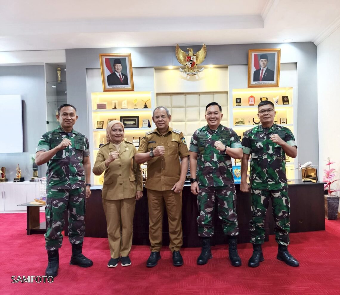 Walikota Yusran Fahim dan Wawali Kota Baubau Hamsinah Bolu bersama Dandim 1413 Buton dan jajarannya. (Foto/ist)