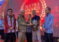 Bupati Buton dan Kadis Kominfo Raih Penghargaan Kendari Pos Awards 2025